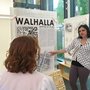 Die Architekturstudentin Vanessa Klassen erläutert einer Besucherin der Ausstellungseröffung in den Räumlichkeiten der IHK Wiesbaden ihren Entwurf
