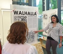 Die Architekturstudentin Vanessa Klassen erläutert einer Besucherin der Ausstellungseröffung in den Räumlichkeiten der IHK Wiesbaden ihren Entwurf