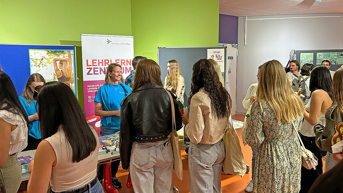 Studierende der Hochschule RheinMain informieren sich am Infostand des Hochschulsports.