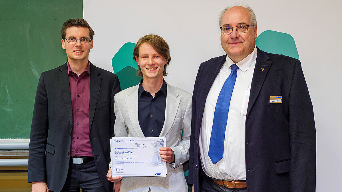 v.l.: Dr. Steven Arzt (Fraunhofer-Institut für Sichere Informationstechnologie), Preisträger Sebastian Dier und Jürgen Vorreiter (VDE)