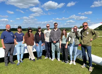 Gruppenfoto aller Teilnehmenden des Segelflugtags auf dem Flugplatz der Akaflieg Frankfurt in Ziegenhain.