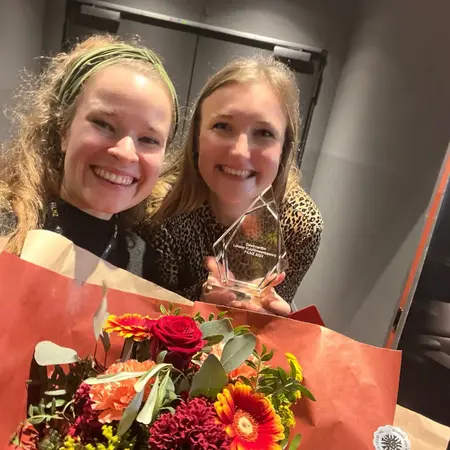 Studentinnen mit Blumenstrauß