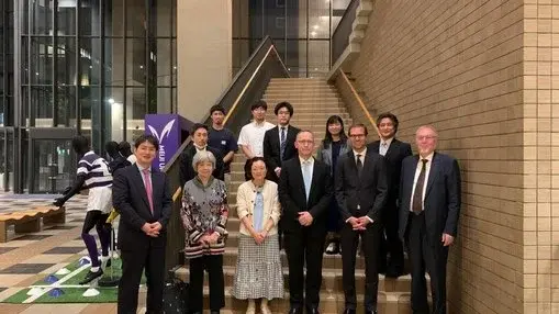Prof. Dr. Alexander Eufinger hat verschiedene Hochschulen in Japan besucht, hier mit Vertreter:innen der Meiji-Universität in Tokio. © Hochschule RheinMain