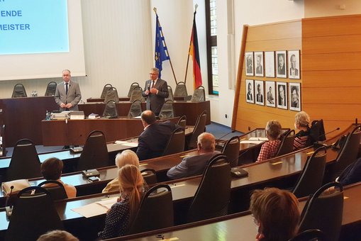 Oberbürgermeister Gert-Uwe Mende begrüßt die Teilnehmenden.