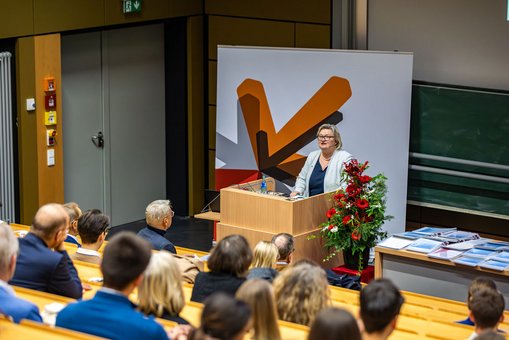 Hochschulpräsidentin Prof. Dr. Eva Waller begrüßt die Teilnehmenden der Deutschlandstipendien-Feier am Campus Rüsselsheim.