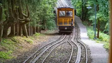 Gelber Wagon fährt den Berg hoch