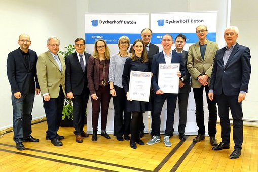 Preisträger, Jury und Mentoren (v.l.n.r.): Dr. Markus Schmidt (Hochschule Darmstadt), Manfred Götz, Paul Vogel (Dyckerhoff), Prof. Petra Rucker-Gramm (Frankfurt University of Applied Sciences), Prof. Regina Stratmann-Albert (Hochschule Darmstadt), Carina Schneider (Preisträgerin), Norbert Schultz (Dyckerhoff), Christian Hartmann (Preisträger), Thomas Hiess, Frowin Urban (beide Hochschule RheinMain), Martin Möllmann (Dyckerhoff).