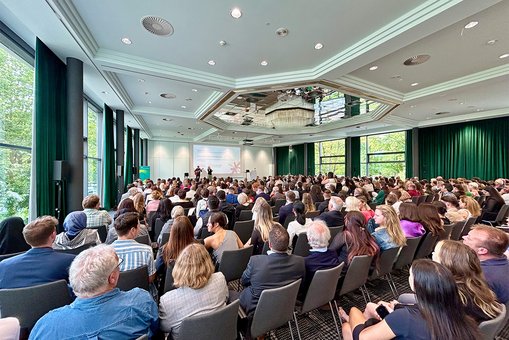Blick in einen vollbestzten Veranstaltungssaal