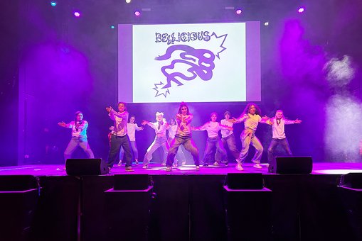 Hochschulsportgruppe Bellicious Crew mit einer Showeinlage bei der Erstsemesterbegrüßung