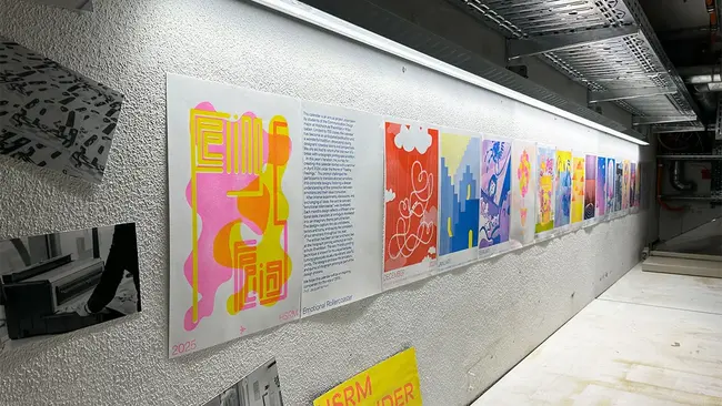 An einer Wand hängen Motive des aktellen Kalenders der Hochschule RheinMain.