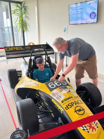 Präsentation eines Rennautos der Scuderia Mensa