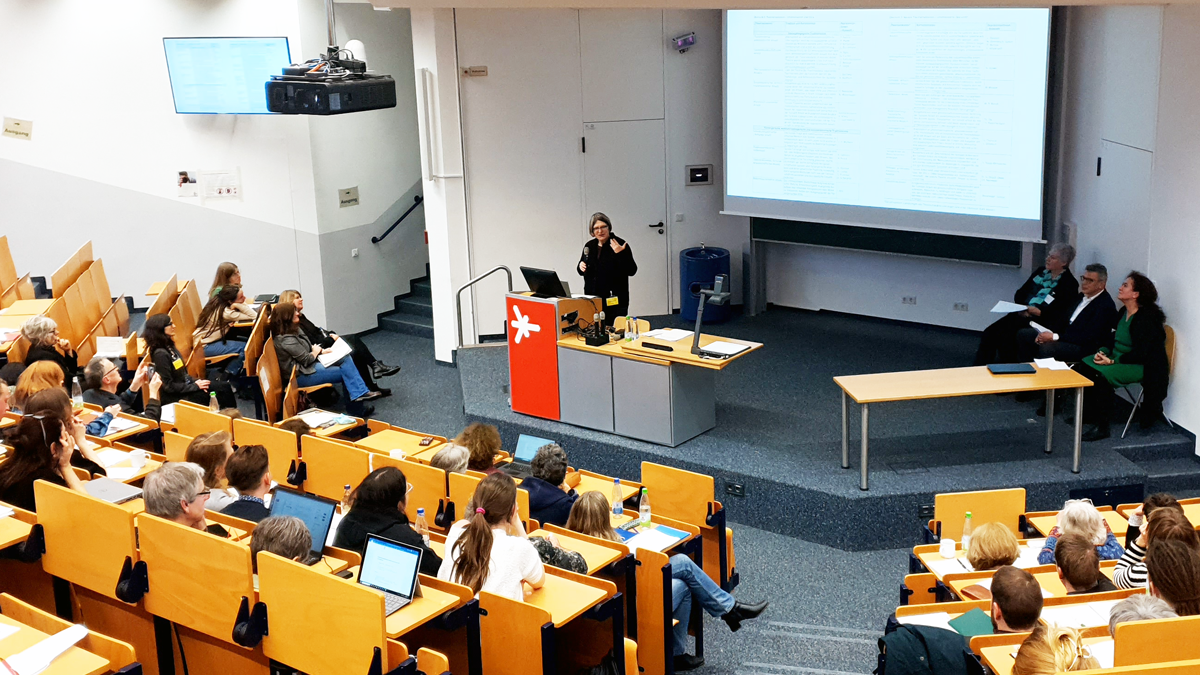 Prof. Dr. Cornelia Füssenhäuser während des Auftakts der Tagung im Audimax