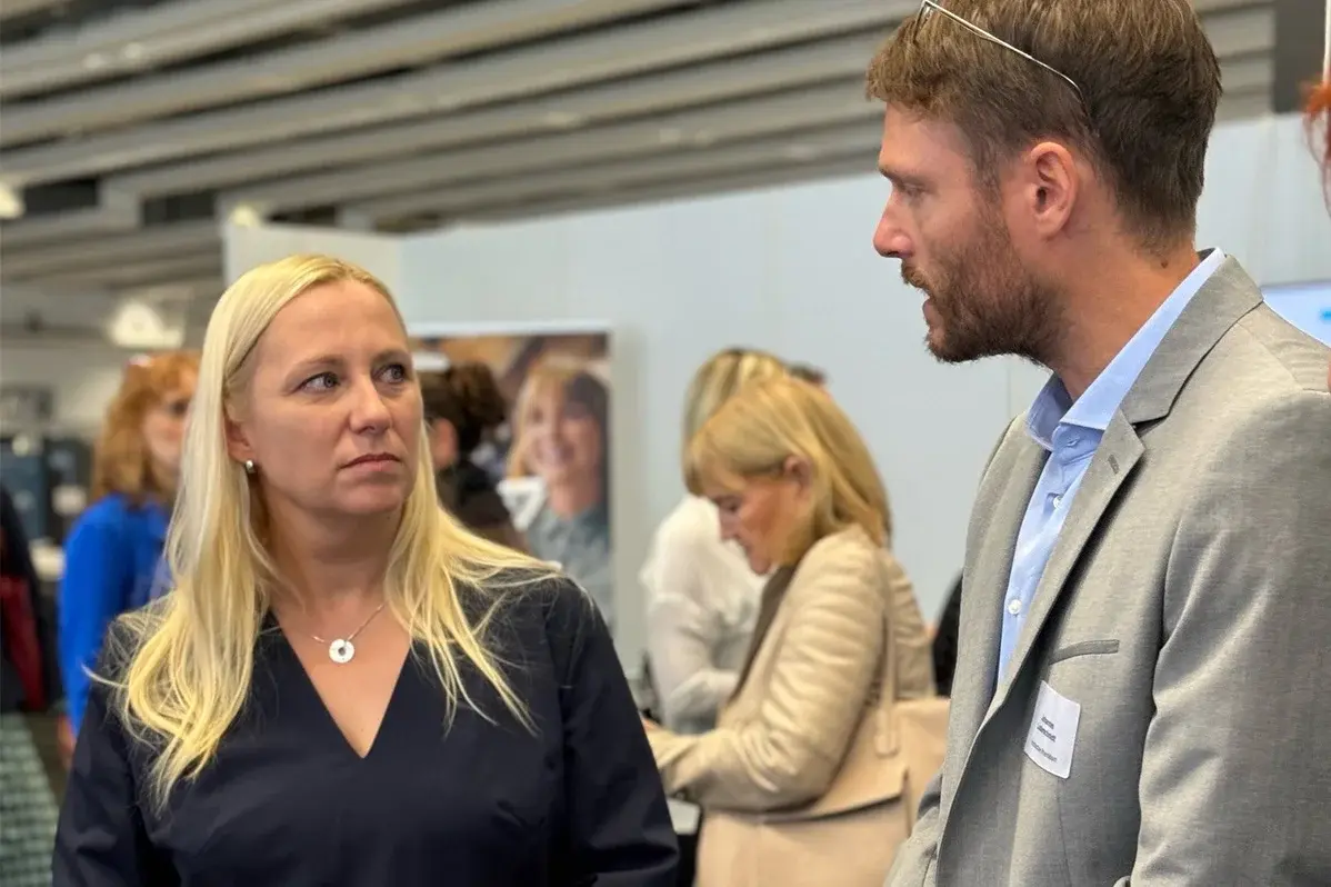 Prof. Dr. Johannes Luderschmidt im Gespräch mit Gesundheitsministerin Diana Stolz beim eHealth-Kongress in Offenbach am Main