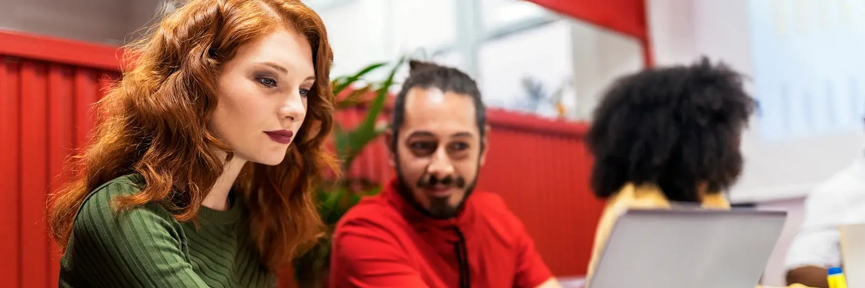 Frau und Mann vor Laptop