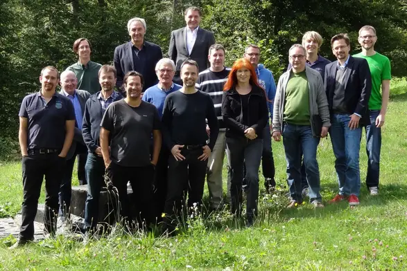 Gruppenbild von Studierenden und Lehrenden auf der Wiese auf dem Campus Unter den Eichen