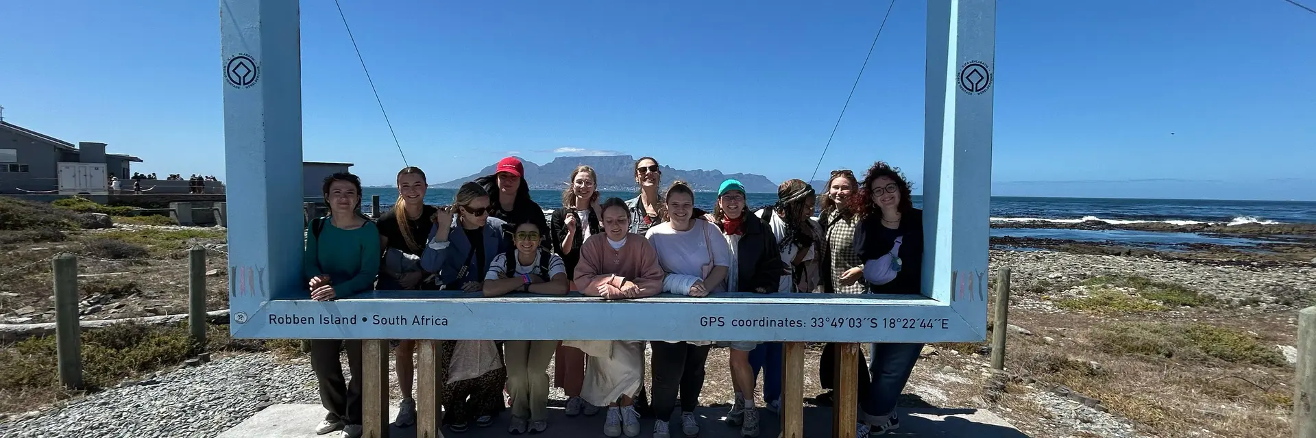 Gruppenfoto in einer Art Bilderrahmen 