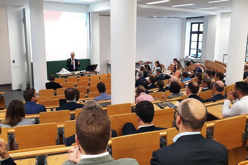 Prof. Dr. Matthias Müller-Reichart eröffnet den 9. Wiesbadener Versicherungskongress. 