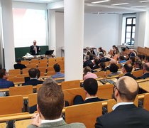 Prof. Dr. Matthias Müller-Reichart eröffnet den 9. Wiesbadener Versicherungskongress. 