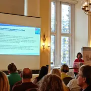 Beate Hock und Vanessa Imrock bei der Präsentation der Ergebnisse ihres Praxisforschungsprojekts 