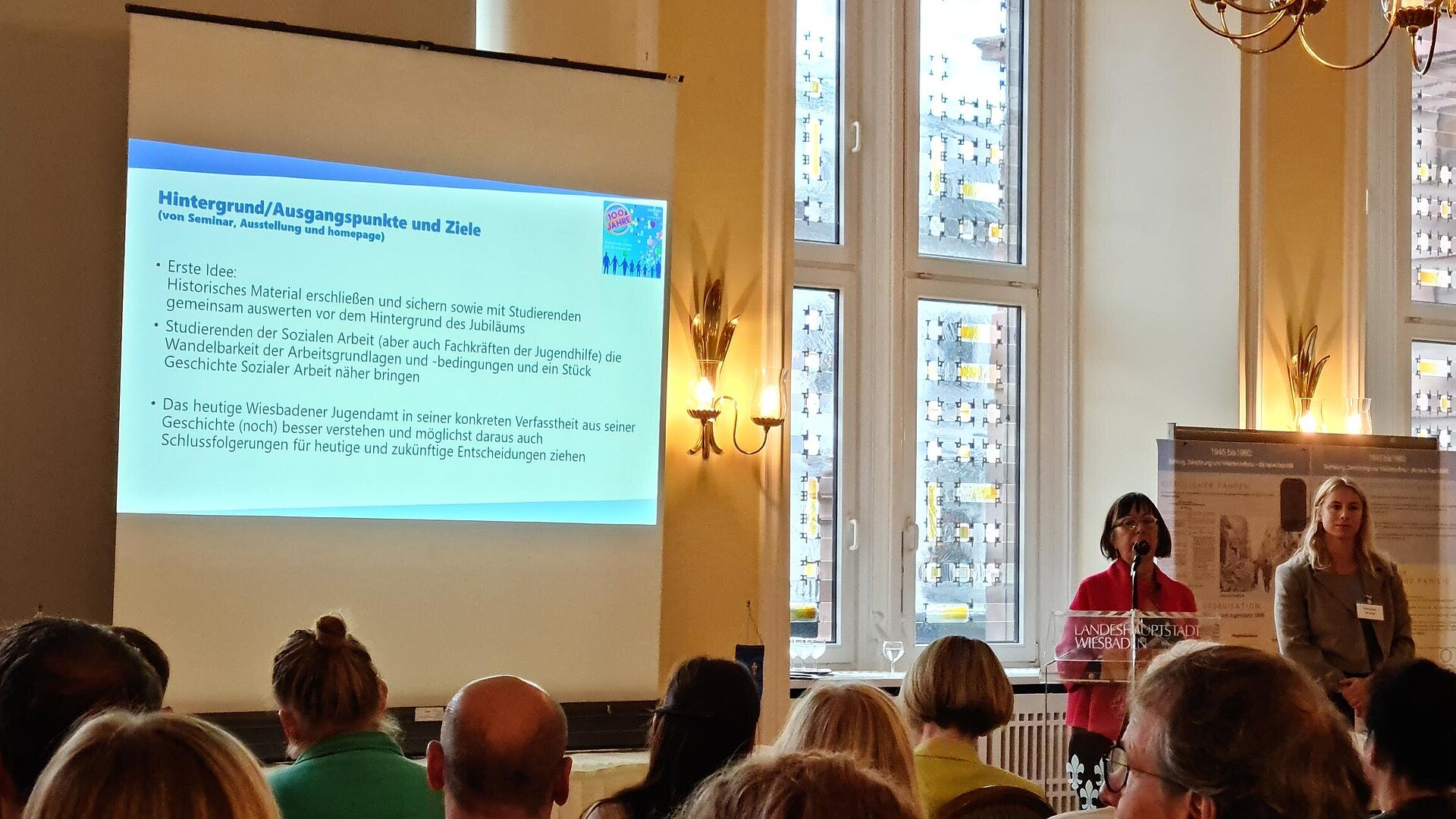 Beate Hock und Vanessa Imrock bei der Präsentation der Ergebnisse ihres Praxisforschungsprojekts 