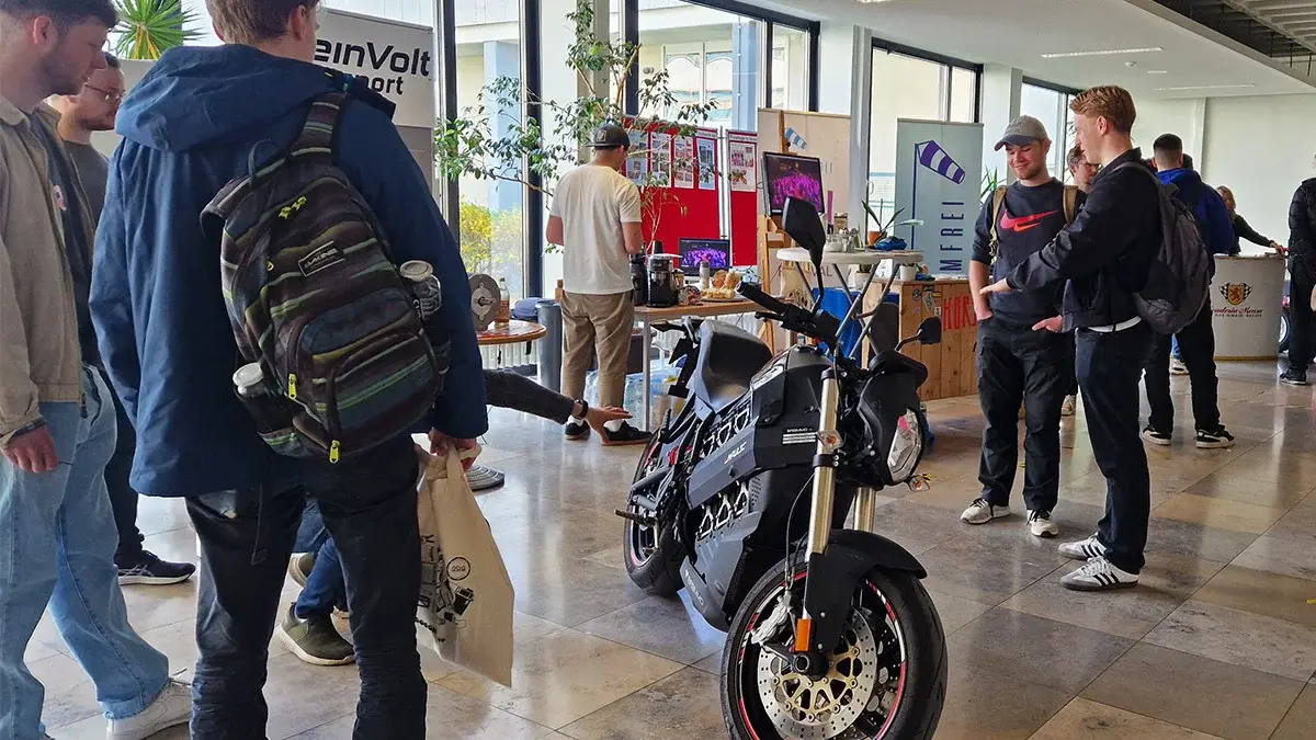 Das Team von RheinVolt Motorsport präsentiert sein E-Motorrad.