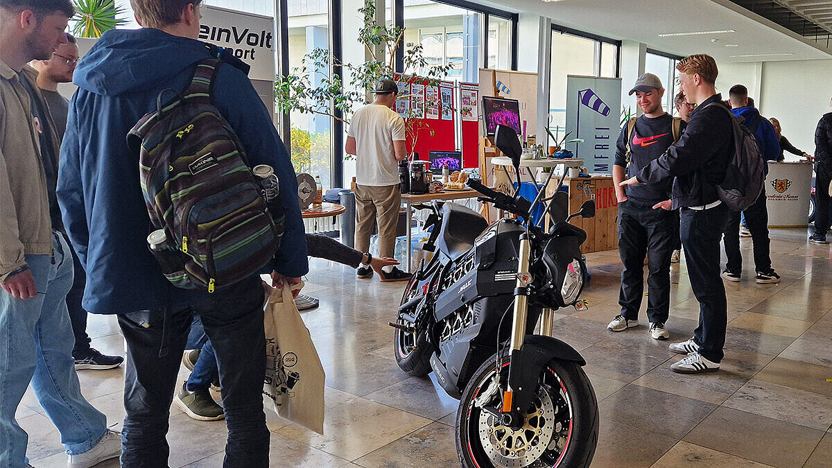 Das Team von RheinVolt Motorsport präsentiert sein E-Motorrad.