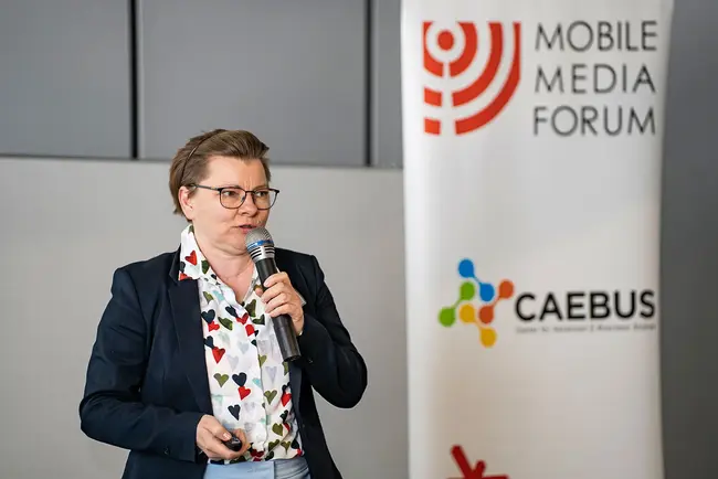 Dr. Olena Linnyk von milch & zucker spricht während ihres Vortrags ins Mikrofon.