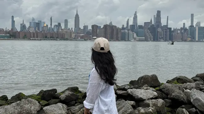 Sobia Khan vor der Skyline von New York