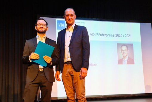 Preisträger Steffen Zeul mit dem VDI-Bezirksvereinsvorsitzenden Michael Ludwig. © Hochschulkommunikation | Hochschule RheinMain