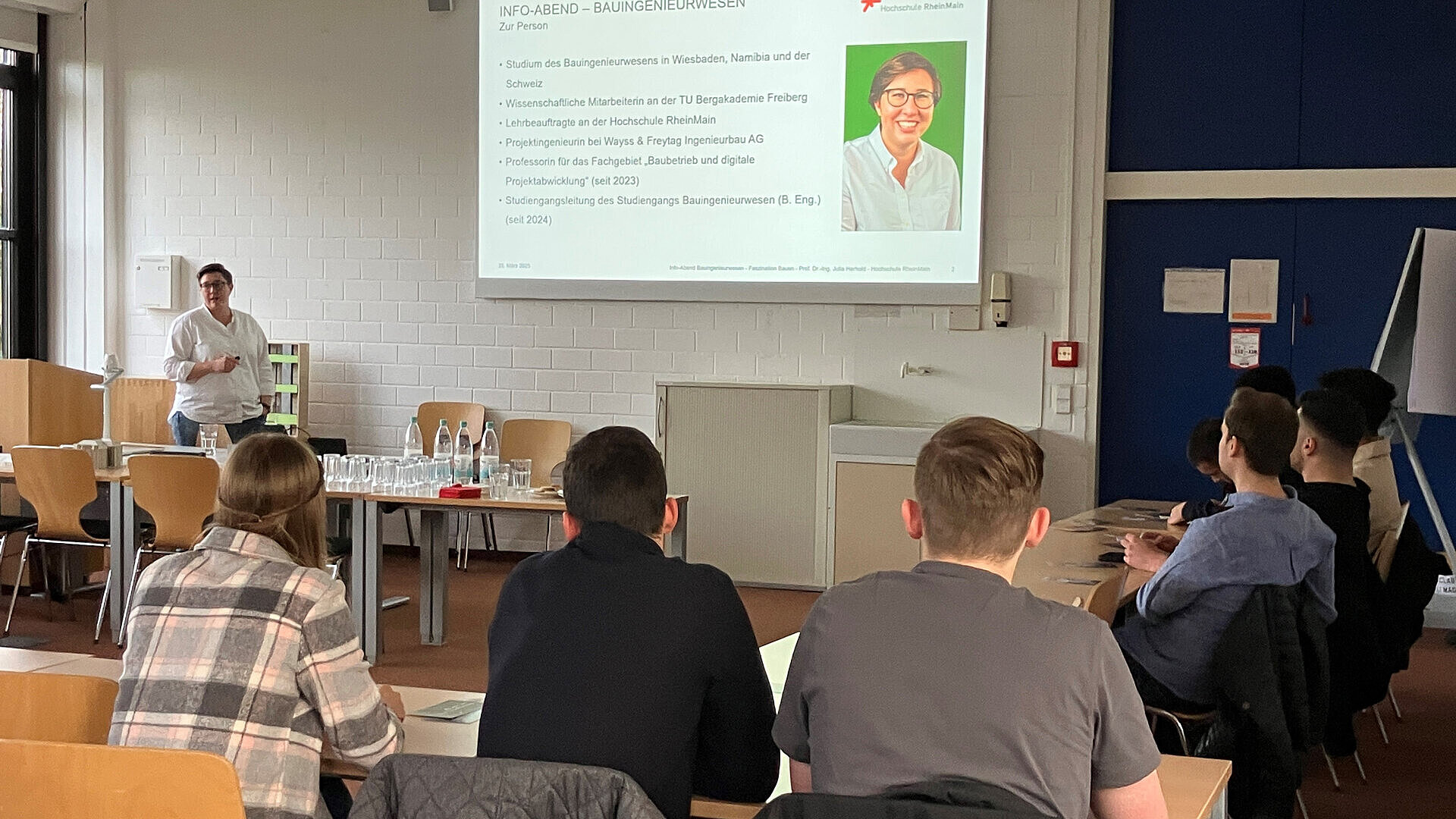 Prof. Dr.-Ing. Julia Herhold berichtete vom Studiengang Bauingenieurwesen