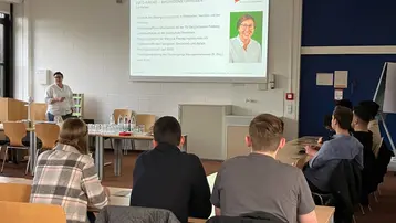 Prof. Dr.-Ing. Julia Herhold berichtete vom Studiengang Bauingenieurwesen