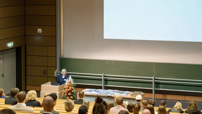 Prof. Dr. Eva Waller steht am Rednerpult