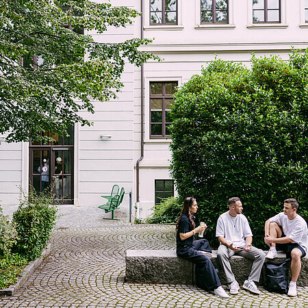 Hof Wiesbaden Business School Studierende sitzen im Hof der Wiesbaden Business School