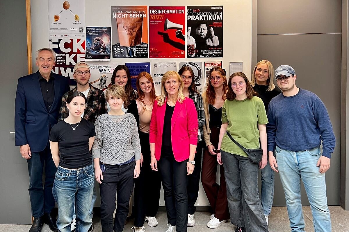 Gruppenfoto des Studierendenteams vor den Plakatentwürfen. 