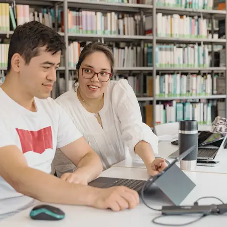 Studierende in der Bibliothek