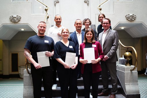 Sebastian Blanke, Jonathan Müller, Beatrice Kiefaber (Talentscouts an der Uni Marburg), Levent Semercioğlu (Leitung Beratung, Qualifizierung, Weiterbildung am NRW-Zentrum für Talentförderung), Dr. Nora Wagner (Talentscout an der Hochschule RheinMain), Prof. Dr. Christiane Jost (Vizepräsidentin für Studium, Lehre und Internationales an der Hochschule RheinMain), Prof. Dr. Kati Hannken-Illjes (Vizepräsidentin für Bildung an der Uni Marburg) und Marcus Kottmann (Leiter NRW-Zentrum für Talentförderung)