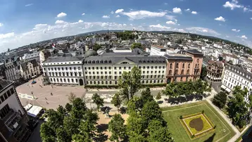 Panoramaansicht auf Wiesbadens Innenstadt aus der Fisheye-Perspektive, zu sehen ist der Schlossplatz