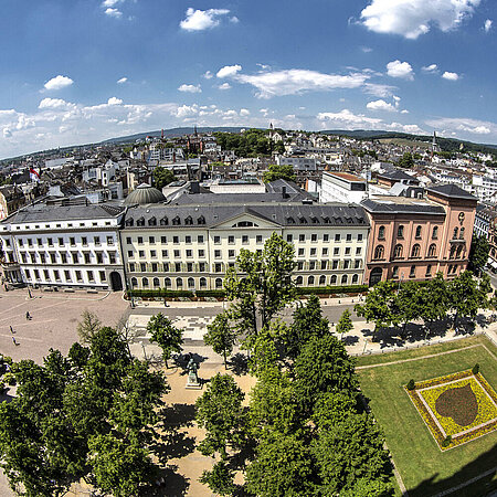 Panoramaansicht auf Wiesbadens Schlossplatz Panoramaansicht auf Wiesbadens Innenstadt aus der Fisheye-Perspektive, zu sehen ist der Schlossplatz