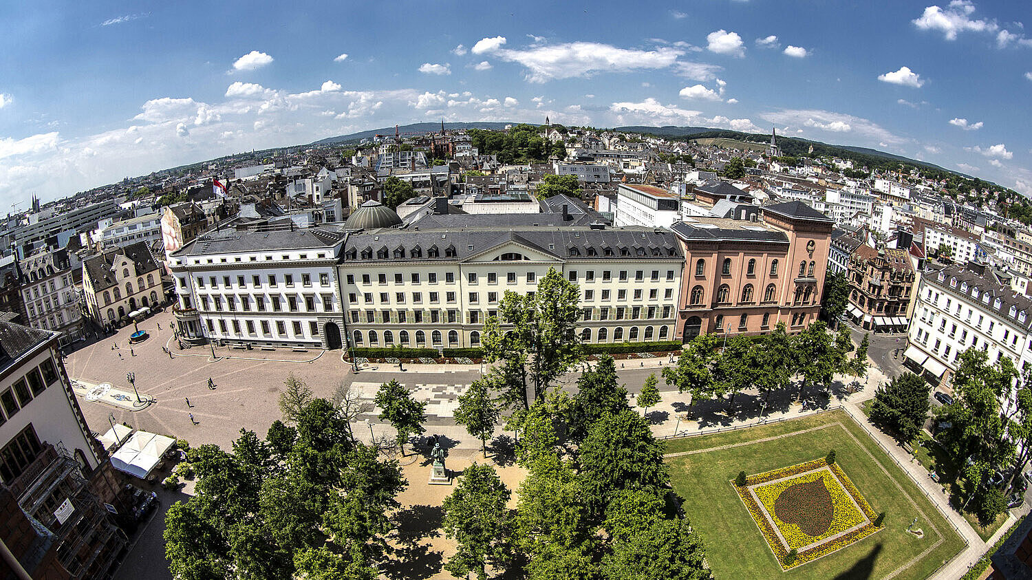 Panoramaansicht auf Wiesbadens Innenstadt aus der Fisheye-Perspektive, zu sehen ist der Schlossplatz