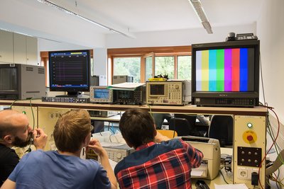 Studierende im Labor Fernsehmesstechnik
