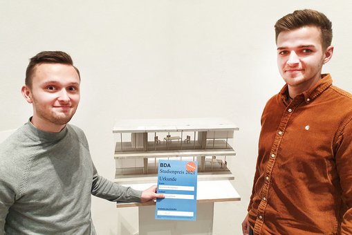 BDA-Studienpreisträger Luca Winckelmann (li.) und Roman Schleissner vor ihrem Modell einer integrierten Gesamtschule für Bierstadt. © Hochschulkommunikation | Hochschule RheinMain 