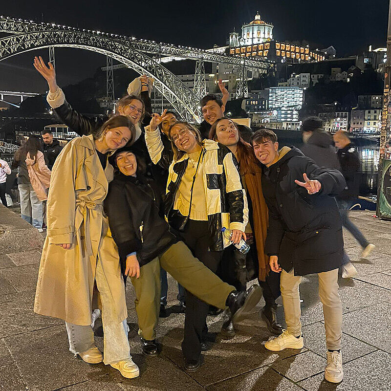 Gruppenfoto von Sarah Faust und Freund:innen bei Nacht