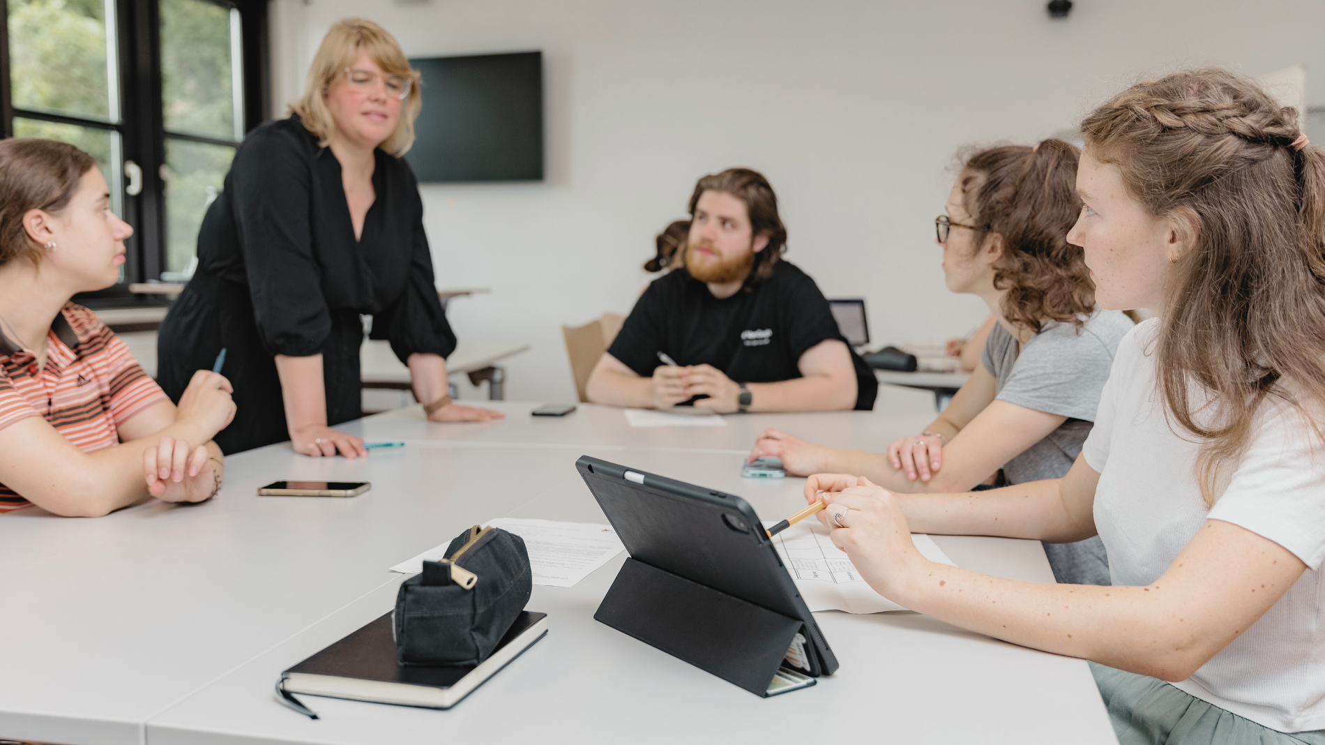 Studierende und Professorin während der Gruppenarbeit