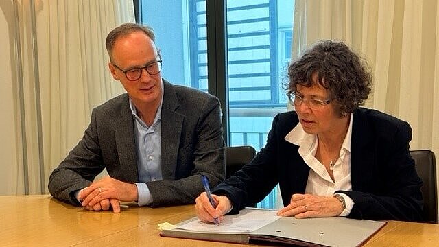 Marcus Nähser, Vorstandsvorsitzender der Nassauische Sparkasse und Prof. Dr. Christiane Jost, Vizepräsidentin der HSRM, bei der Vertragsunterzeichung. Foto: Nassauische Sparkasse