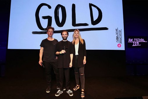 Jonas Zimmer (m.) mit dem goldenen ADC-Nagel für "Das Fremde".