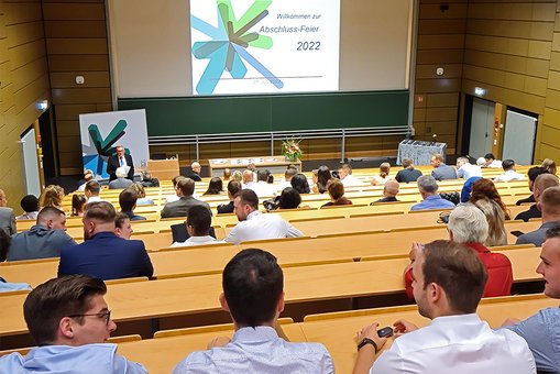 Blick in den Hörsaal während der Abschlussfeier des Studienbereichs Maschinenbau