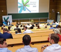 Blick in den Hörsaal während der Abschlussfeier des Studienbereichs Maschinenbau