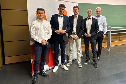 Gruppenfoto der Absolventen des Studiengangs Wirtschaftsingenieurwesen mit Studiengangsleiter Prof. Dr. Thomas Heimer