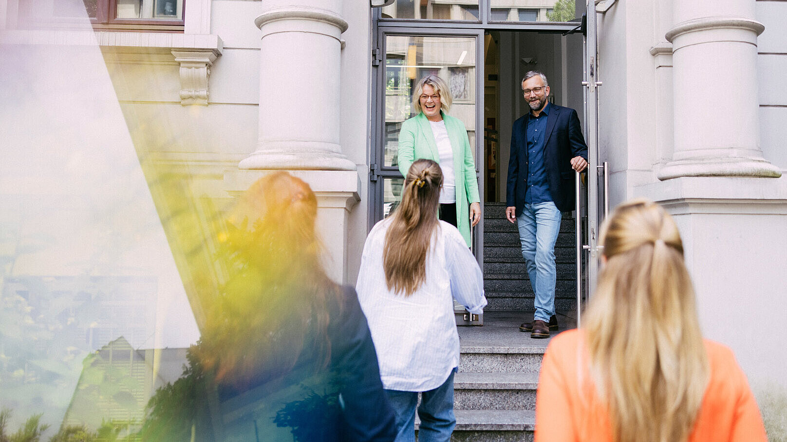 Professor:innen empfangen Studierende am Campus Bleichstraße der Wiesbaden Business School