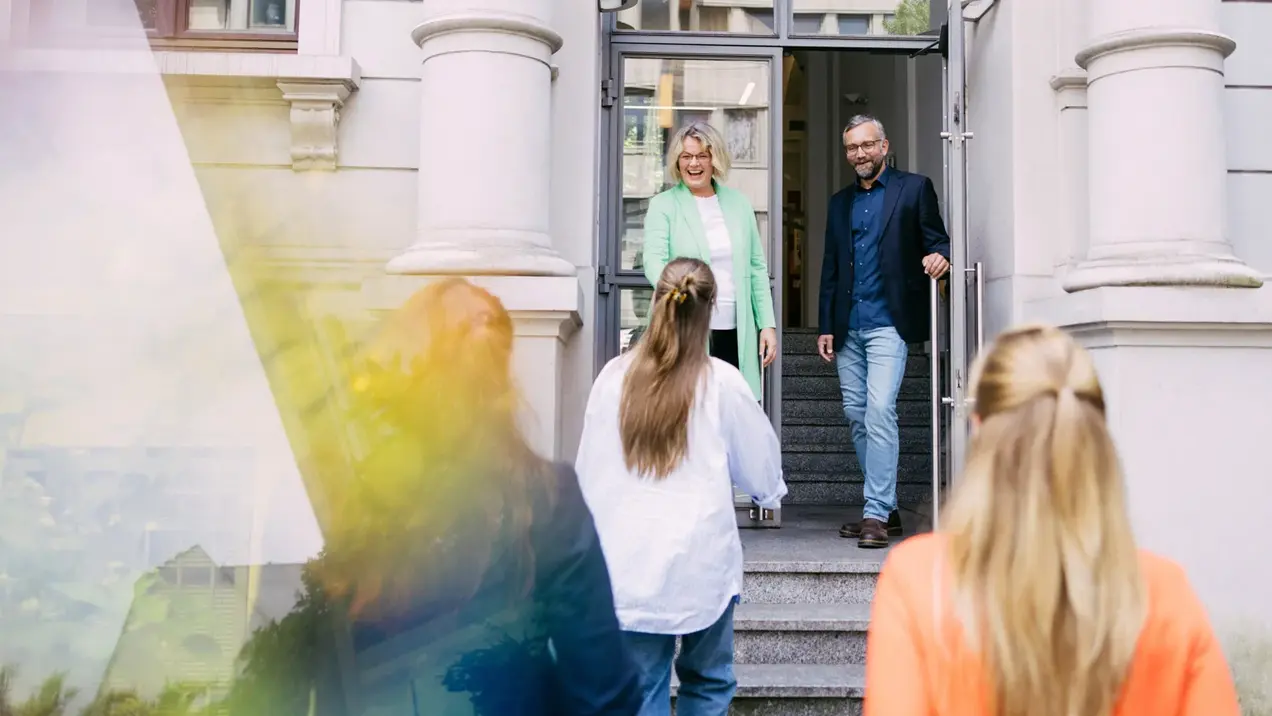 Professor:innen empfangen Studierende am Campus Bleichstraße der Wiesbaden Business School